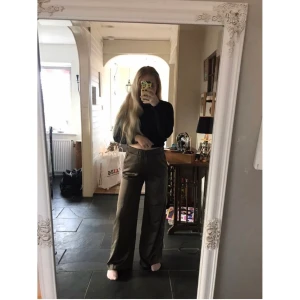 Gröna kostymbyxor i satin, S - Supersköna och snygga vida byxor i satin! Köpta från Gina Tricot men kommer tyvärr aldrig till användning. Är i strl S och går ner till marken på mig som är 163🥰 Passar både dem som har S eller M beroende på hur man vill att de ska sitta!  Kan fraktas🌸  