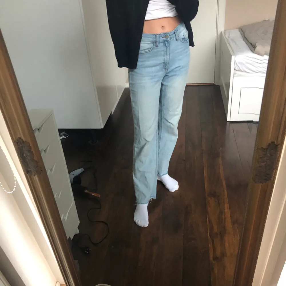 Säljer ett par snygga jeans från Lindex pga dom inte kommer till användning. Jeansen är i ett lite stretchiga material💕 jag kan mötas upp i Stockholm eller frakta mot att köparen står för fraktkostnaden❣️. Jeans & Byxor.