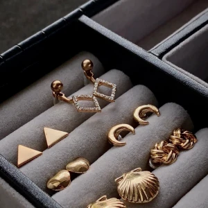 Guldiga örhängen  - Super snygga och stilrena guldörhängen. Säljs för 10kr/st annars alla för 40kr. Kan mötas upp i stockholm eller frakta. Obs: köparen står för frakten och ansvarar inte för postens slarv.