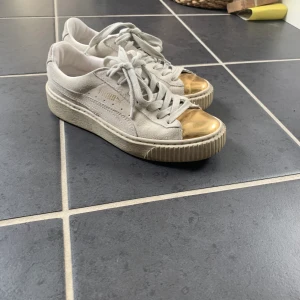 Puma skor - Så fina puma sneakers, använda men i bra skick!❤️skriv för fler bilder, kan både frakta och mötas💕