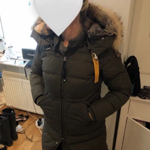 PARAJUMPER LONGBEAR Storlek S - Säljer min vinterjacka, parajumper LONGBEAR använd 1 vinter. Storlek S, köpt på Johnells för 9999:-. 