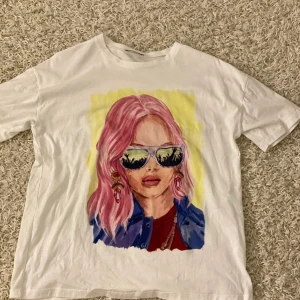 Tröja zara - En vit t-shirt med ett tryck på en tjej, använd fåtal gånger