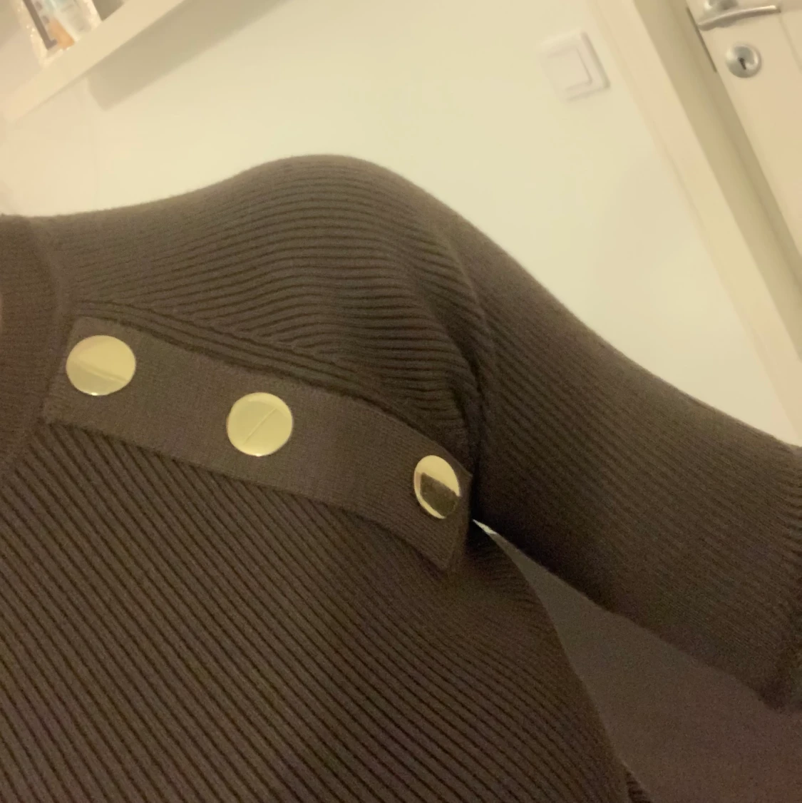 Tight grön tröja med guld detaljer  - 90