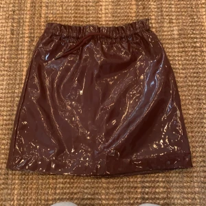 Kjol - Jättefin lackad kjol från monki. Använd 1 gång. Perfekt kjol till hösten😁