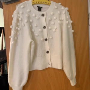 Stickad kofta  - Stickad kofta från Lindex. Köpt för 2 veckor sen, nypris 399:-