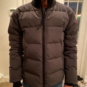 Canada goose Woolford Coat graphite  - Inköpt på THE TERRACE i Göteborg i september 2019.        Nypris. 7390kr Knappt använd. Kvitto finns
