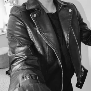 NA-KD skinnjacka - Super fin skinnjacka från NAKD, säljer för att jag har en annan skinnjacka så denna kommer inte till användning mer. Den är i jättebra skick då den knappt är använd. Den är helt svart men andra bilden ger inte en rättvis bild av färgen 🖤 strl 38 men passar även 36