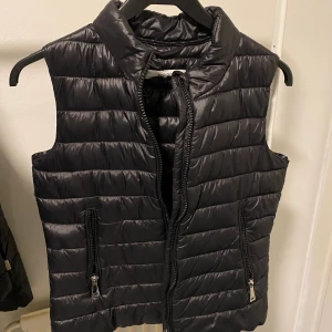 Dunväst - Fin dunväst från Mango. Aldrig använd så i fint skick! Storlek small, frakten ingår i priset🌸