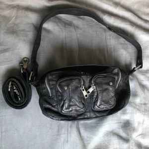  - Nunoo väska i modellen ”Ellie Washed” i gott skick utan slitningar. Tillhörande långt band kommer med. Köparen står för frakten