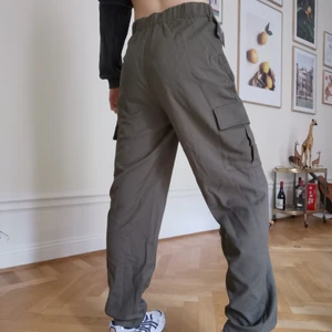 Nelly relaxed cargo byxor S - HELT NY!  bara fett chill militärgröna byxor med en relaxed fit. Måste tillägga att dessa är dom  SKÖNASTE byxorna jag har haft på mig, går lixom lika bra att använda som pyjamasbyxor ( men dom är kanske för snygga för det 😉) 