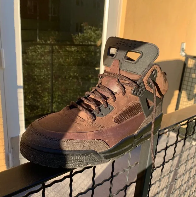 Jordan 4 WINTERIZED SPIZIKE. Sällsynta jordans från årtal 2009 som har använts 1 gång. Box finns kvar men den är väldigt sliten$ Går knappt att få tag på någonstans Storlek 43-44, pris kan diskuteras. Jag tar även byten!! . Skor.