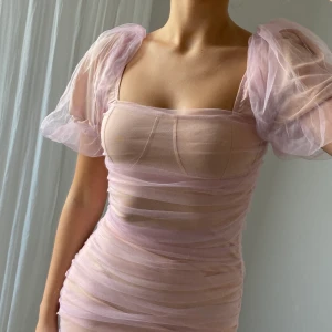 Babyrosa klänning  - En oanvänd klänning från missguided i storlek 36, min längd:170cm 