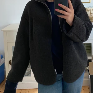 Pilejacka - Intressekoll på min fina fina populära pilejacka som passar till allt, köpt för 500kr på H&M i vintras. Varm och skön och perfekt i storleken!! Perfekt skick. OBS Har inte bestämt mig än om jag vill sälja!! Tar emot bud dock