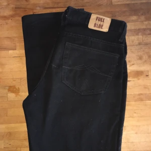 Raka svarta jeans - Raka svarta jeans inköpta second hand. Har använt dem som baggy jeans på mig som har storlek 36/38. Snygg rak modell. Skriv om fler bilder önskas! 