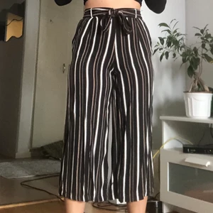 Pull & Bear wide pants  - Vida byxor från Pull and bear med gula, svarta och vita ränder! Hyfsat korta i benen. 