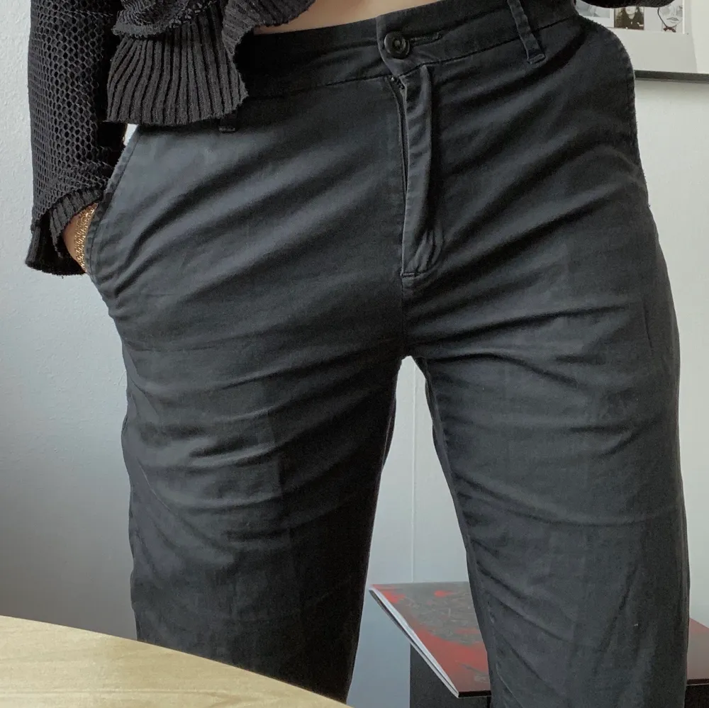 Dessa Carhartt byxor är egentligen en herrmodell, men funkar bra som unisex. De är väl använda men i god kvalite. Frakt ingår ej. Storleken är 25 men passar mig som är 26. . Jeans & Byxor.