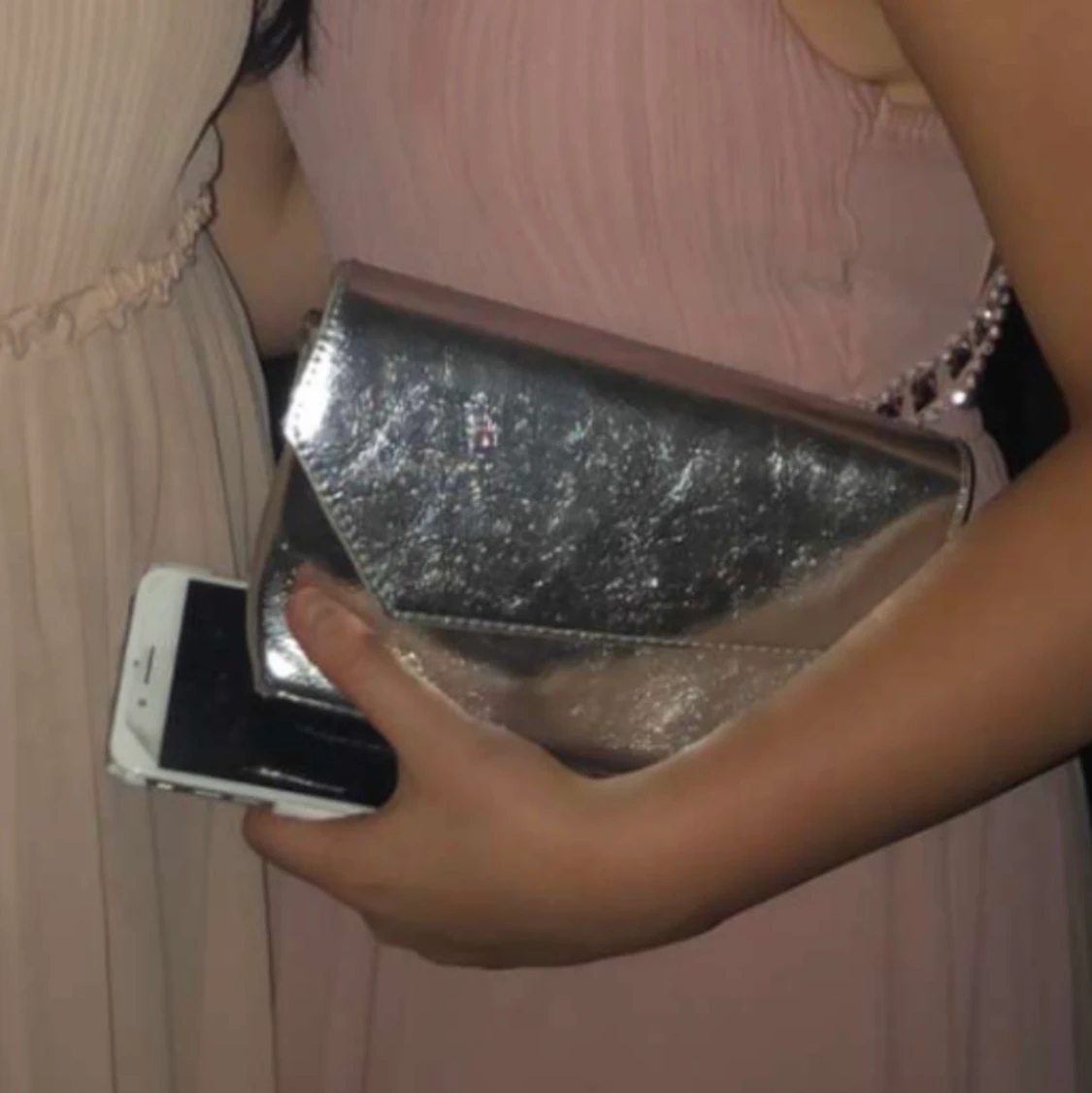 Säljer min silvriga balväska