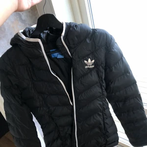 adidas jacka - säljer denna adidasjacka. Är väldigt varm och tjock, perfekt vinterjacka. Använd en vinter, ser så gott som oanvänd ut. jackan är som en S i storlek, skulle även se bra ut på en xs.