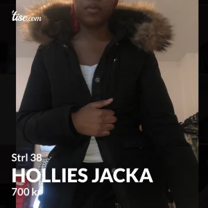 Hollies Jacka - Säljer nu min Hollies Jacka som endast är använd en vinter. Det finns ett hål i jackan som jag sytt igen, men det är ingenting som syns! Därav det låga priset. Finns även ett hål i en ficka... Jackan är i strl 38 men passar mig som har 36 i vanliga fall.  Frakt ingår i priset men det går även att mötas upp i Stockholm. 