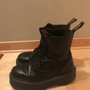 Dr. Martens Jadon 37 - Storlek 37, ena kedjan är trasig men går att fixa hos skomakare för drygt 50kr, eller använda som mig ändå och bara knyta snöret 
