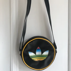 Asidas väska - Den har adidas tagen inuti så är genuin. Är i lädermaterial och medelstor.