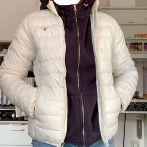 En vitt gant jacka köpt på kidbrandstore. Använd några få gånger. Köparen står för frakt eller så kan jag mötas i Stocholm! Kontakta för fler bilder.
