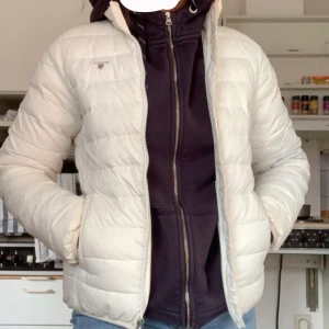 Gant jacka  - En vitt gant jacka köpt på kidbrandstore. Använd några få gånger. Köparen står för frakt eller så kan jag mötas i Stocholm! Kontakta för fler bilder.