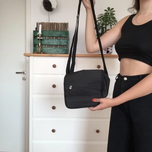 Väska - Svart axelväska 🖤