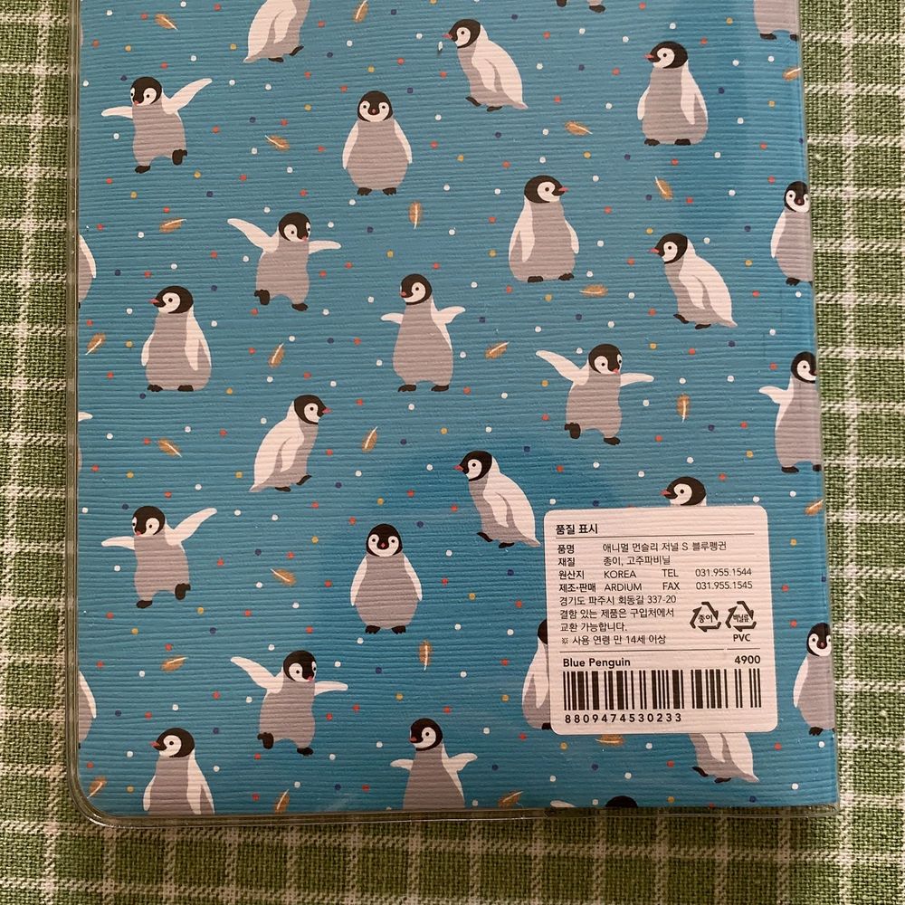super bra kvalitet och söt pingvin bokkalender från Sydkorea, köpte den för 200kr +, säljs nu för 145kr inklusive frakt 🐧 15,5 x 11,3 cm ❤️. Accessoarer.