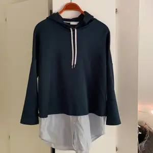 Jättefin hoodie från Sandro med inbyggd skjorta. Tyget är lite glansigt, jättefint! Knappt använd, inköpt för ca 3000kr. 