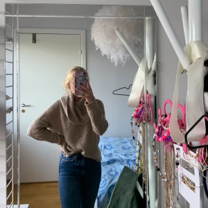 Jacqueline de yong, medium - Super stylish höst/vinter-tröja i beige. Stickad, skön och mjuk. Strl M, men skulle säga att den passar både S och XS också. Möts upp i Stockholm.