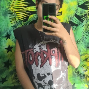 Slipknot muscle t-shirt - En lång grå Slipknot tröja från H&M i stl S. Jätte skön men lite för lång på mig därför tänker jag att någon annan kanske har användning för den 🤗