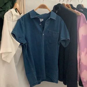 Jeansskjorta - En helt oanvänd jeansskjorta från weekday! Köpte fel storlek😬 