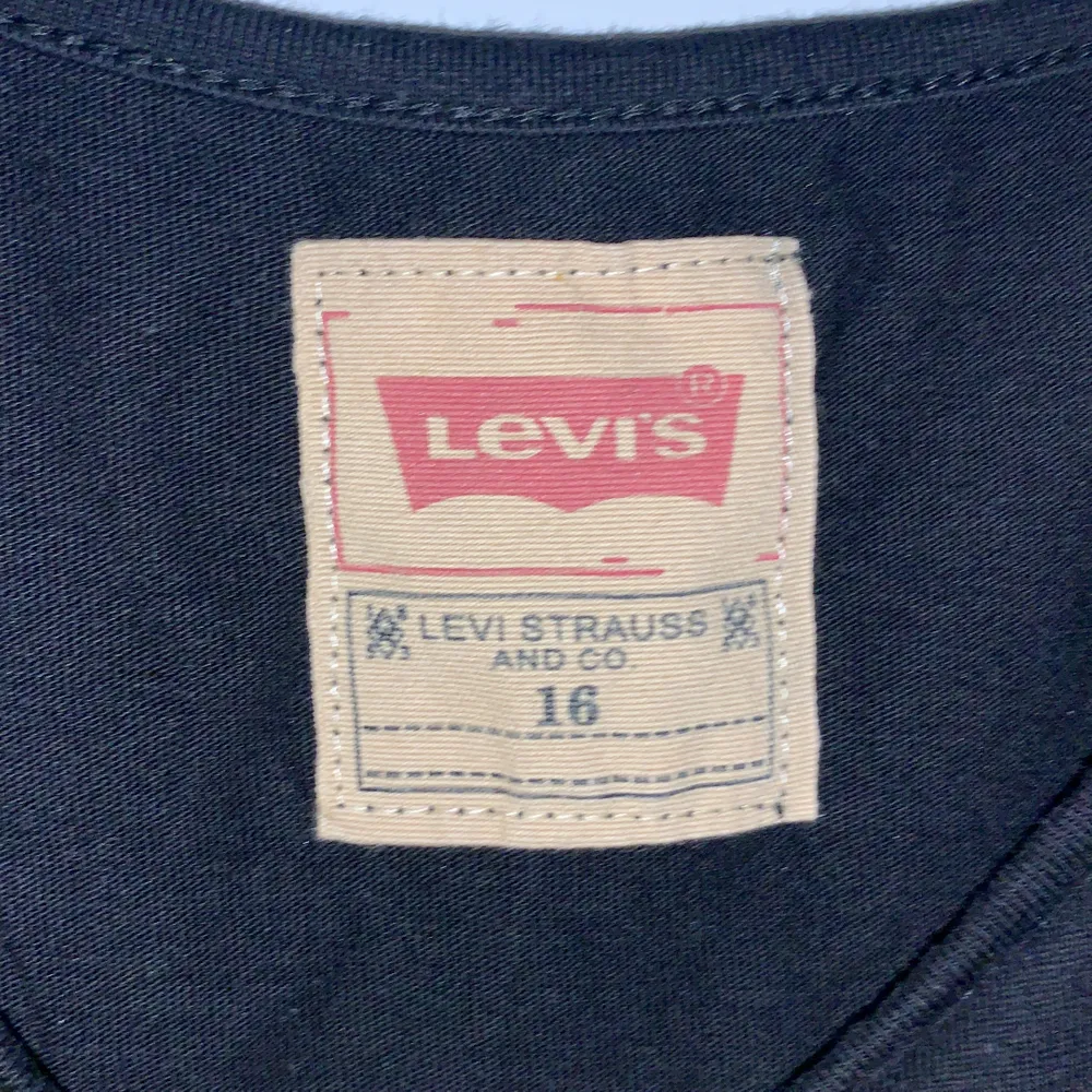 Svart Levis T-shirt i stl 16 vilket motsvarar xs-s! Nästan helt ny, köpt för 299kr men säljer för 80kr 💖. T-shirts.