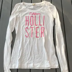En tunn vit långärmad tröja med rosa text ifrån hollister i storleken S. Jag har nästan aldrig använt den eftersom jag tycker att den är för stor så den är i bra skick. Så jag skulle säga att den är lite större än en ”vanlig” S. (Frakt ingår i priset)