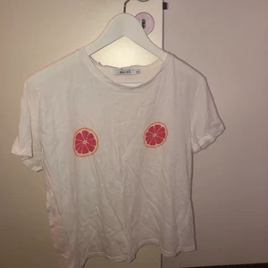 T-shirt, NAKD, Strl XS - Nyskick. Jättesnygg!! Passar en S/M också då NAKDS storlekar vanligtvis är lite större. Frakt på 44kr tillkommer. 