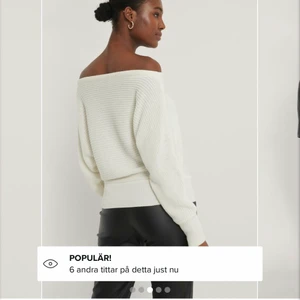 Tröja - En vit stickad tröja från nakd. Kommer inte till använding därför säljer jag den. Frakt tillkommer på 63kr. Nypris 299kr 