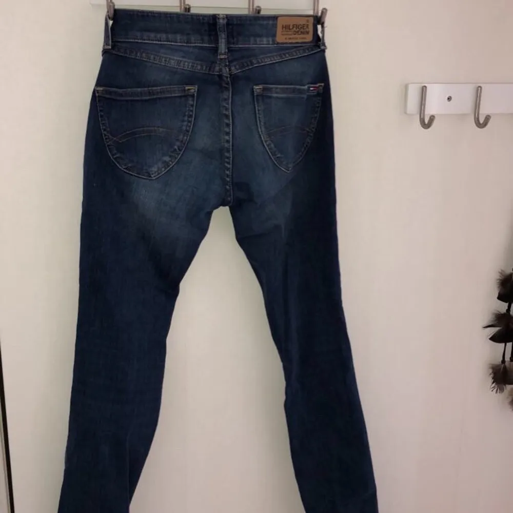 Säljer dessa snygga Hifiger jeans. (Köpare står för frakt) sitter snyggt på men har blivit för små för mig. . Jeans & Byxor.