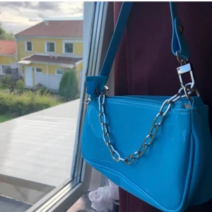 Väska - Lägger ut igen pga oseriös köpare! Blå lack väska 70kr+ frakt !Buda i kommentarerna!  Budgivning avslutad