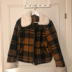 Rutig jacka  - En fin höstjacka från hm använt 1 gång endast, str S 