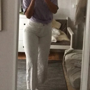 Vita vida jeans - Vita vida byxor som är jätte bra skick från zara, Aldrig använda. Är 1,62 och dem sitter bra på mig. Jeansen är slitna där nere vid benen. 