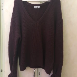 Gosig tröja - En gosig tröja med urringning och knytningarna vid ärmarna. Använd ca 5 gånger. Passar bra nu till hösten. Tar endast Swish 💕