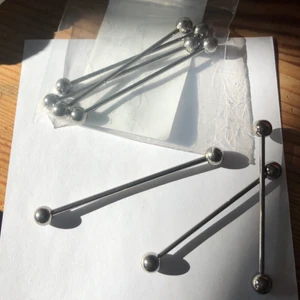 Stavar 35,40 och 45 mm - För er som tidigare vart intreserad av längre svar men de varit slut, nu finns ett par till i stolekar 35,40,45z olika tillbehör går att sättas på istellet för kulorna. Tjocklek - 1,6 mm. +frakt. En stav från 29kr 29kr för korta och längre kostar mer.