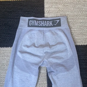Gymshark Flex NYA - Säljer dessa Gymshark highwaisted flex i stl S då de inte kommer till använding. Tightsen är helt nya och har superfina smickrande detaljer. Köpta för 600kr, säljer för 300🥰 kan bjuda på frakten vid smidig affär! Hör av er om ni har frågor!