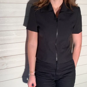 Topp med dragkedja - Storlek: 36 Färg: Svart Märke: Kappahl Fler bilder? Kontakta oss!