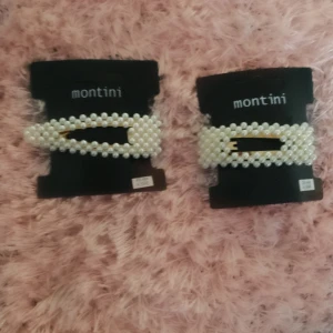 Pärlhårspännen - Två stycken jättefina pärlhårspännen, är köpte från ur och penns egna märke montini. De kostade 49kr och 39kr styck. Jag säljer dem för 20 kr styck, eller 35 för båda två. Jag står inte för frakt, eller postens slarv:) Aldrig använda, är i nyskick.
