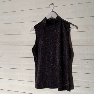 Linne - Storlek: XL Färg: Svart/ Glittrig Märke: Pepper corn Frakt: 42 kr (utanför Falun) Fler bilder? Kontakta oss!