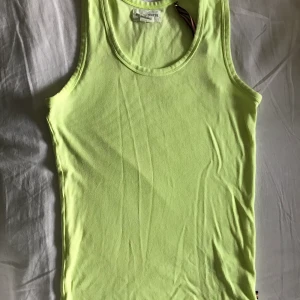 Neon linne - Super stretchigt linne i färgen Neon. Är i strl S men funkar absolut som M. Anledning till att jag säljer är för att det inte är min stil. Köparen står för frakt 📦 