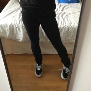Jeans - Svart jeans från acne! Jag är 172cm och står ingen storlek 