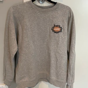 Ganni tröja - Super cool tröja från ganni med en patch på. Ser ut som ny. Storlek XS 💕💕